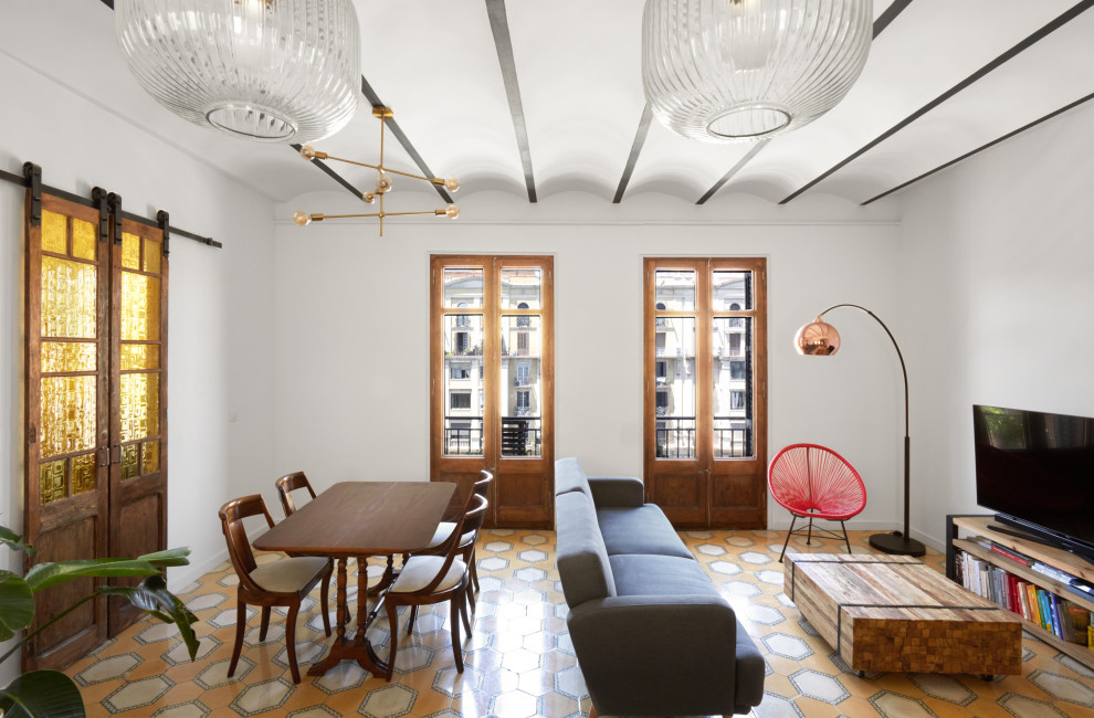 Mittelgroßes, Offenes Eklektisches Wohnzimmer mit Terrakottaboden und gelbem Boden in Barcelona