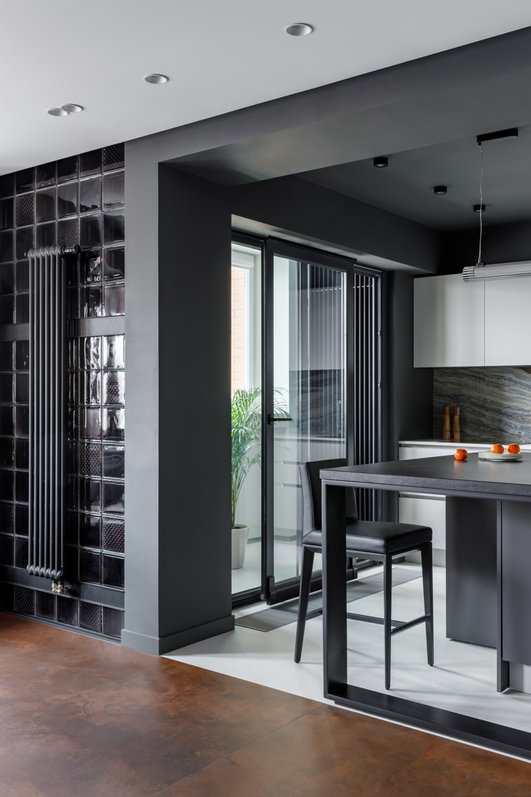 Фрагмент кухни, вид на лоджию