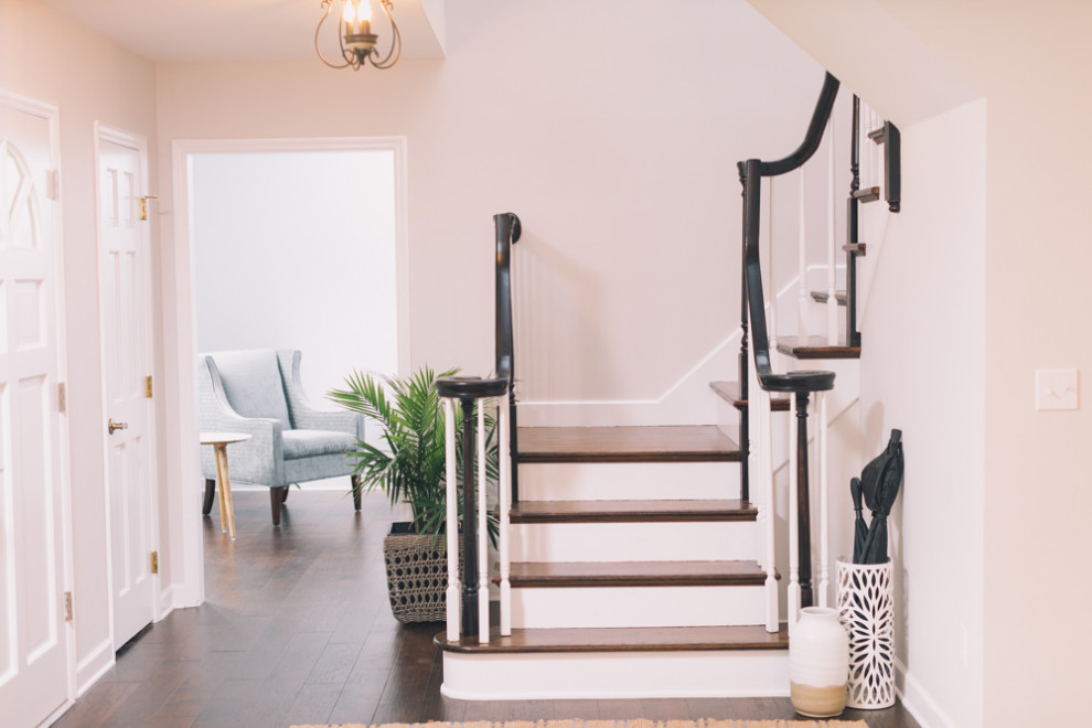Foto de escalera en U de estilo americano pequeña con escalones de madera, contrahuellas de madera y barandilla de madera