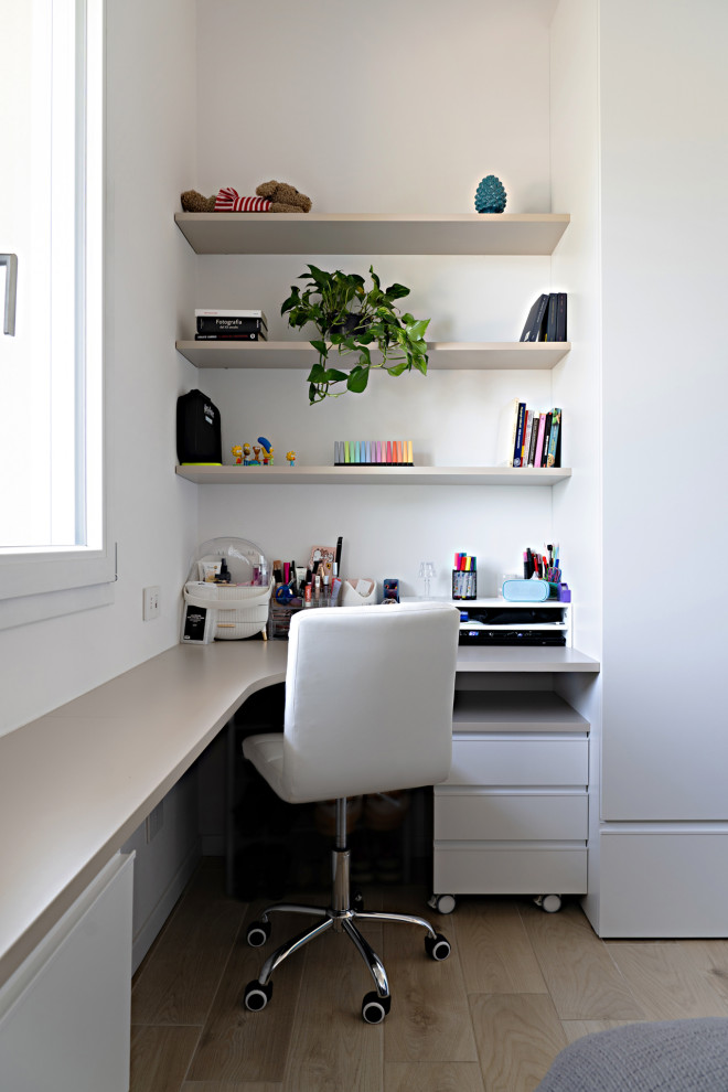 Ispirazione per una piccola cameretta per bambini scandinava con pareti bianche, pavimento beige e boiserie