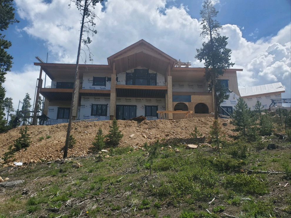 Home design - rustic home design idea in Denver