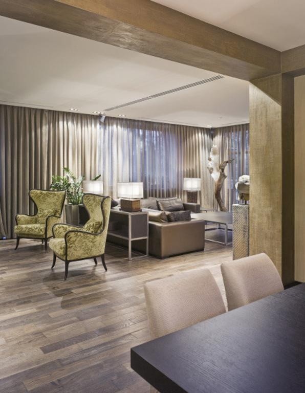 Идея дизайна: гостиная-столовая среднего размера в стиле неоклассика (современная классика) с коричневыми стенами, темным паркетным полом и коричневым полом