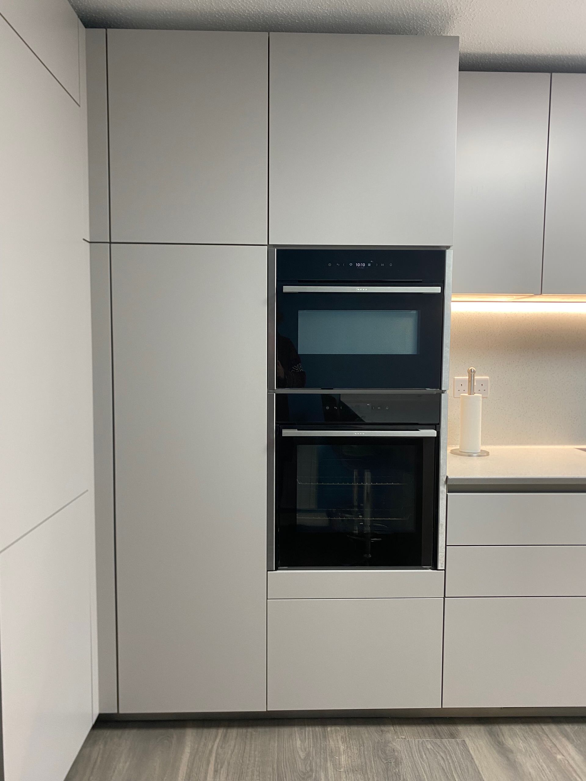 Handleless Apartment Kitchen in Silk Gloss Loam Finish
