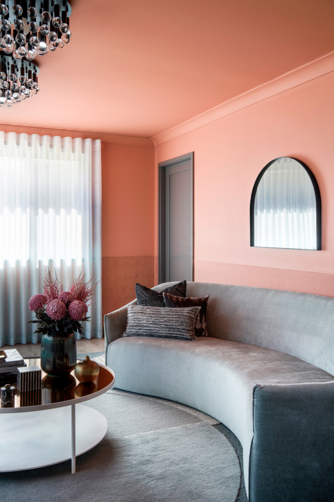 Стильный дизайн: парадная, изолированная гостиная комната среднего размера в современном стиле с оранжевыми стенами, светлым паркетным полом, серым полом и панелями на стенах без камина, телевизора - последний тренд