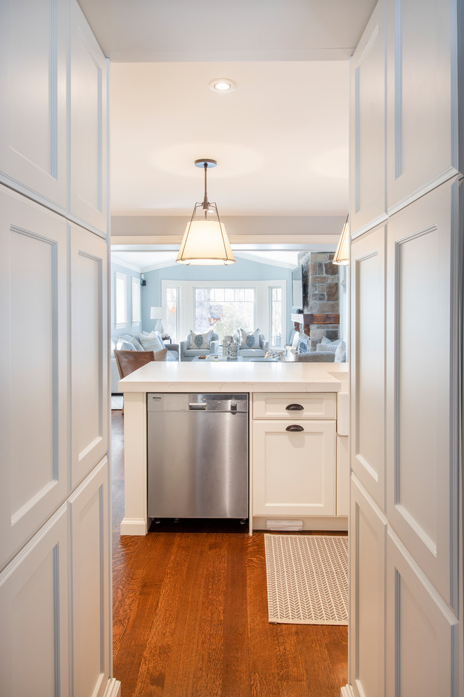 Kitchen - transitional kitchen idea in Toronto