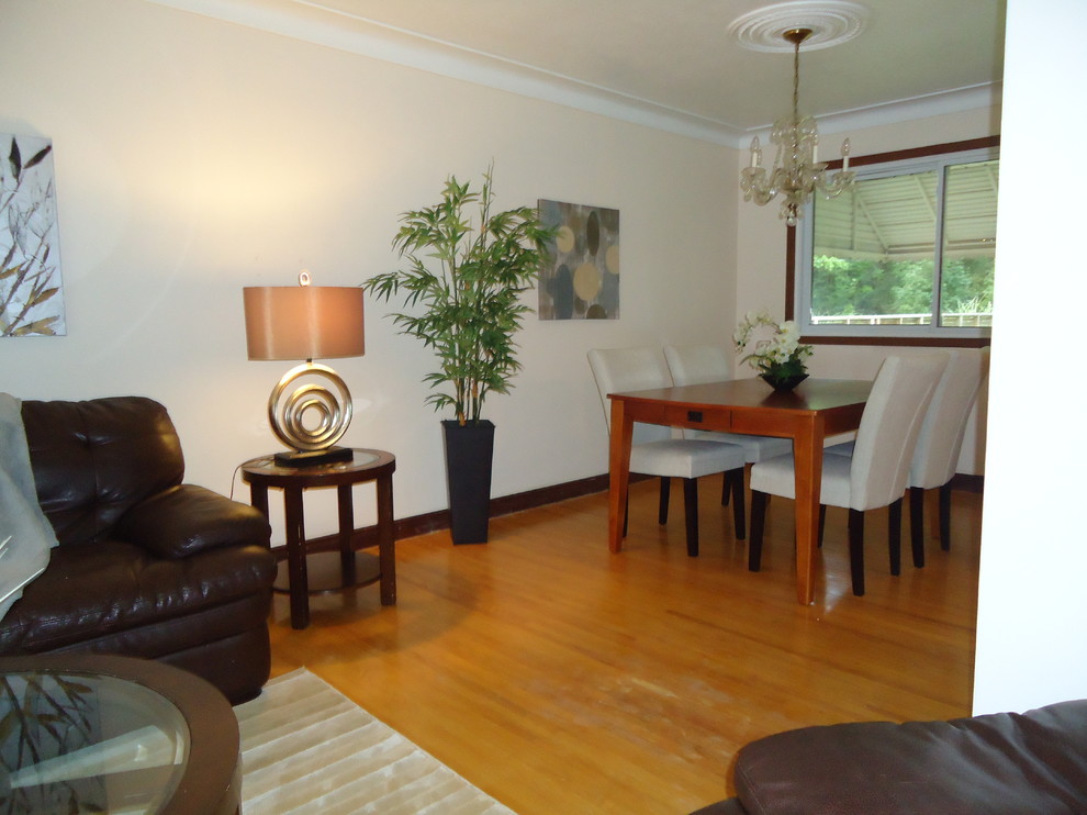 Design ideas for a mid-sized contemporary dining room in Toronto with light hardwood floors.
