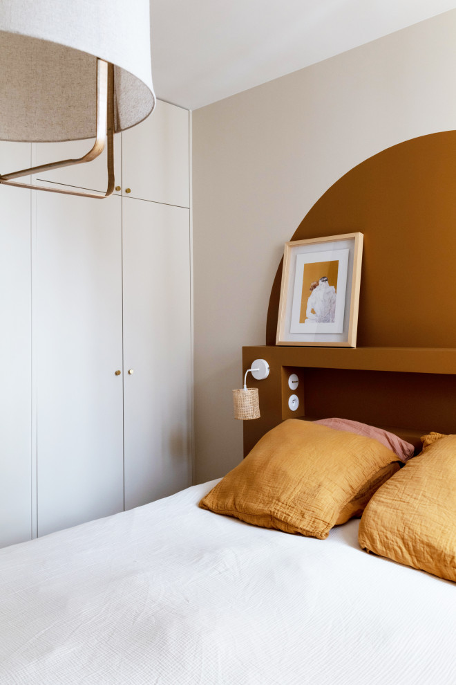 На фото: маленькая хозяйская спальня в современном стиле с бежевыми стенами, светлым паркетным полом и коричневым полом для на участке и в саду