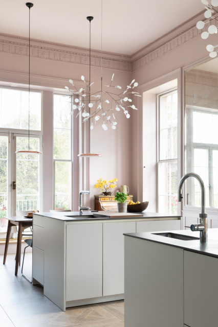 A stately kitchen nyklassisk-koekken