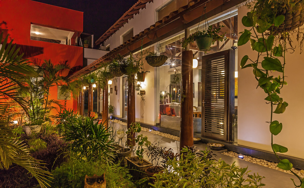 This is an example of an Indian patio in Delhi.