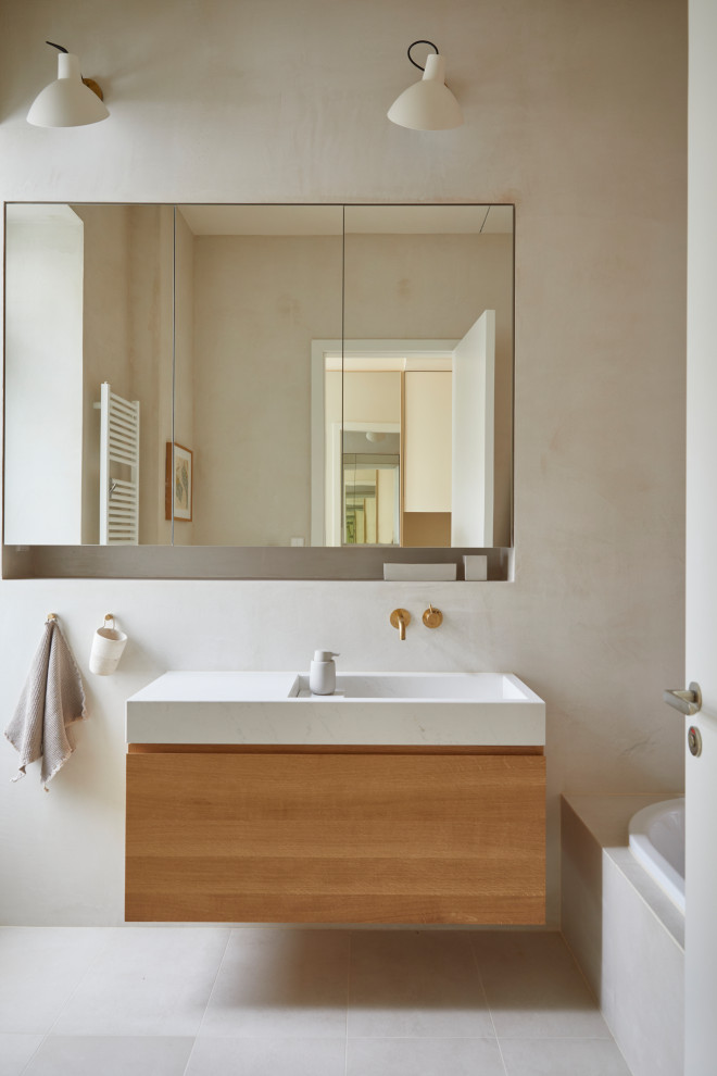 Immagine di una stanza da bagno padronale design di medie dimensioni con ante in legno chiaro, piastrelle rosa, top in quarzo composito, pavimento beige e mobile bagno sospeso
