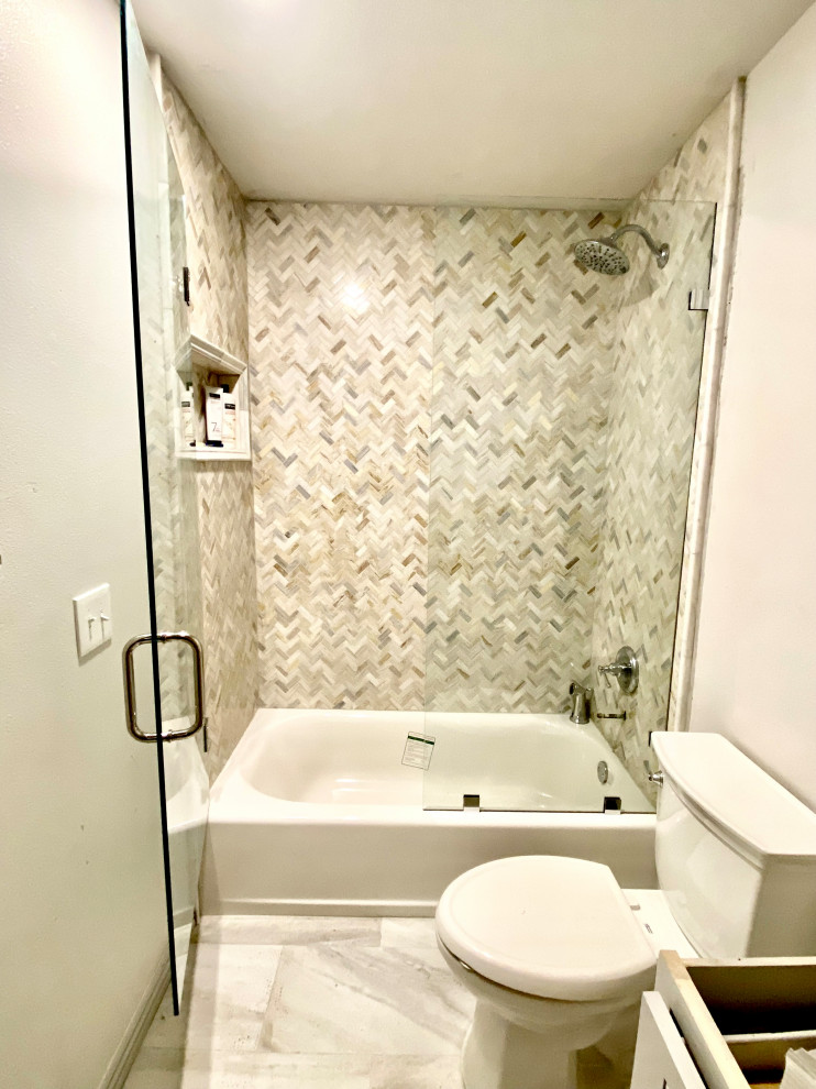 Идея дизайна: ванная комната в стиле неоклассика (современная классика) с душем над ванной и душем с распашными дверями