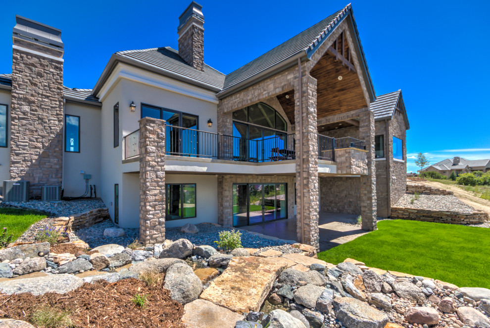 Example of a transitional home design design in Denver
