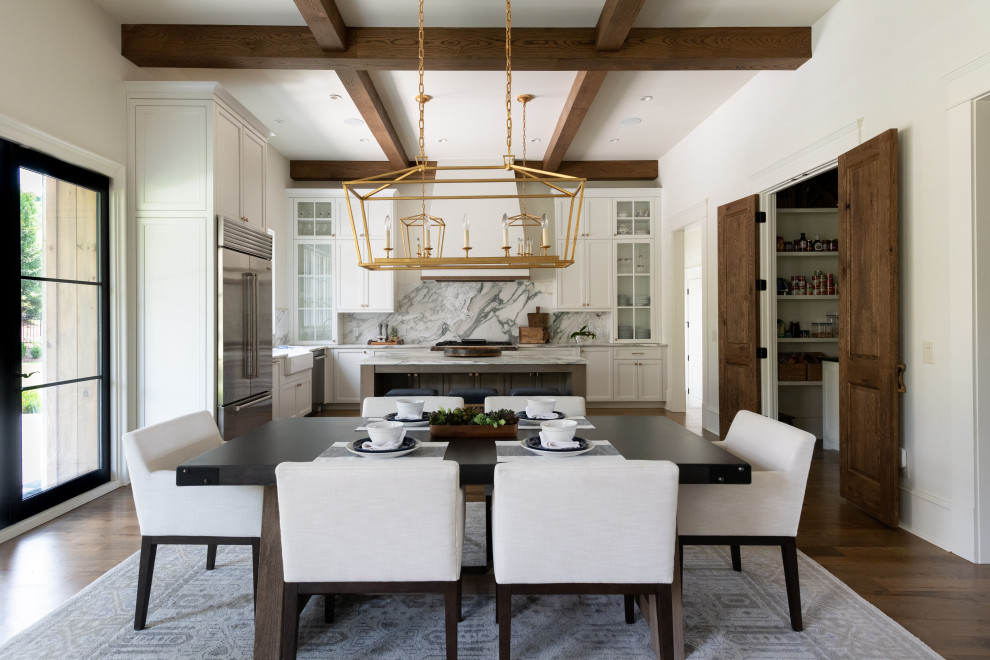 Foto di una sala da pranzo aperta verso la cucina design con pavimento in legno massello medio, pavimento marrone e travi a vista