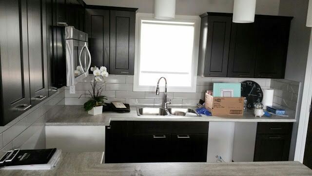 Kitchen - contemporary kitchen idea in Calgary