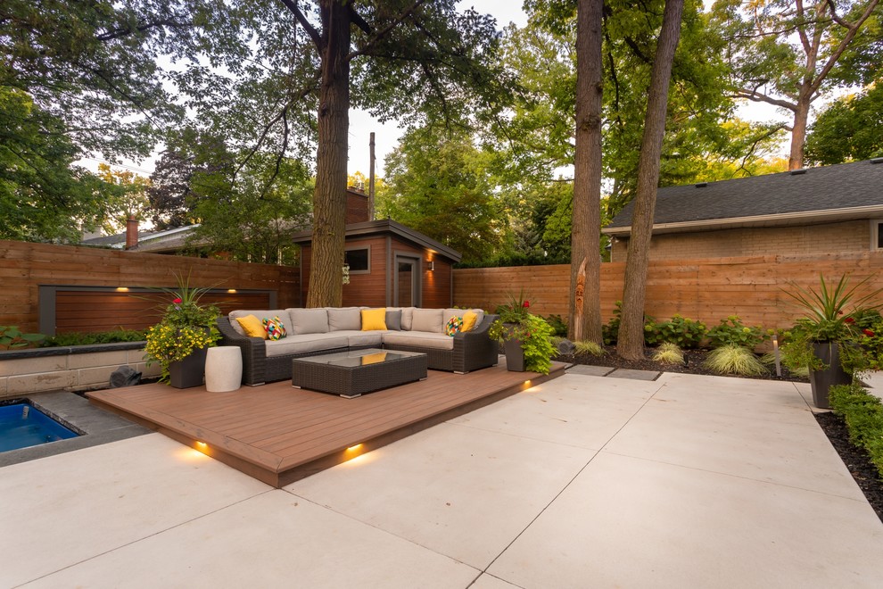 Inspiration for a transitional backyard landscaping in Toronto.