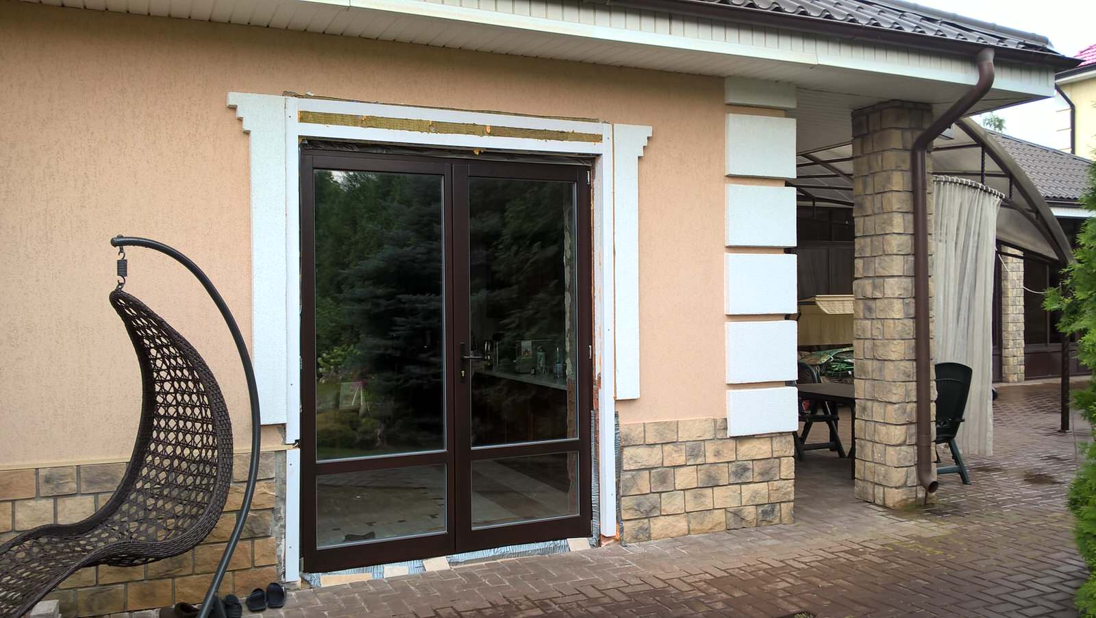 Новывй выход из дома с навесом и беседкой