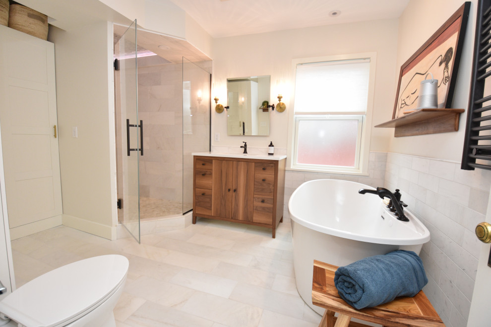 Cette image montre une salle de bain principale design en bois brun de taille moyenne avec une baignoire indépendante, une douche d'angle, WC à poser, un carrelage beige, un mur beige, un sol en carrelage de porcelaine, un lavabo encastré, une cabine de douche à porte battante, un plan de toilette blanc, une niche, meuble simple vasque, meuble-lavabo sur pied et un plafond à caissons.