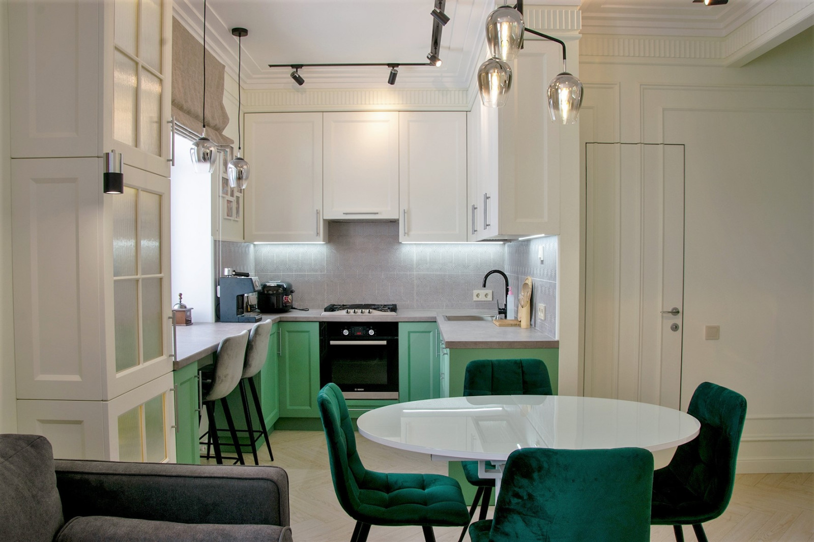 Реализованный проект кухни - гостиной площадью 18 м2.