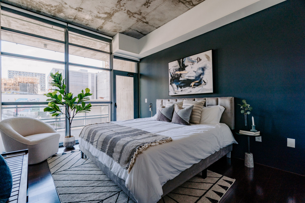 サンディエゴにあるインダストリアルスタイルのおしゃれな寝室 (黒い壁、濃色無垢フローリング、茶色い床)