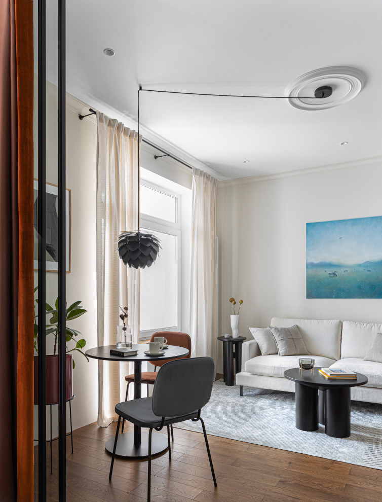 Idee per un piccolo soggiorno con pareti beige, parquet scuro e pavimento marrone
