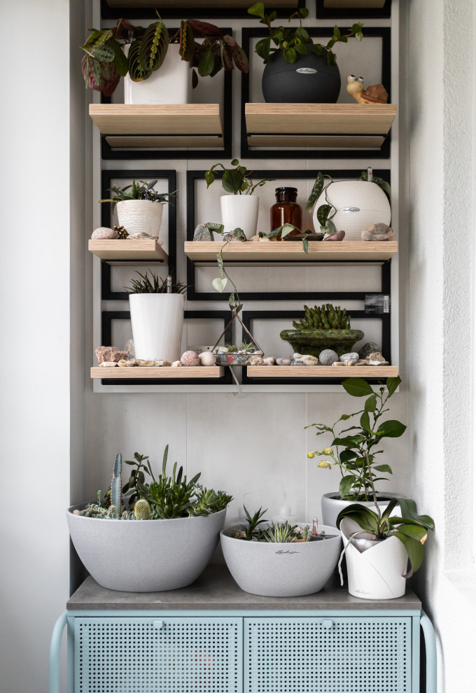 Inspiration for a mid-sized scandinavian balcony in Saint Petersburg with a vertical garden.