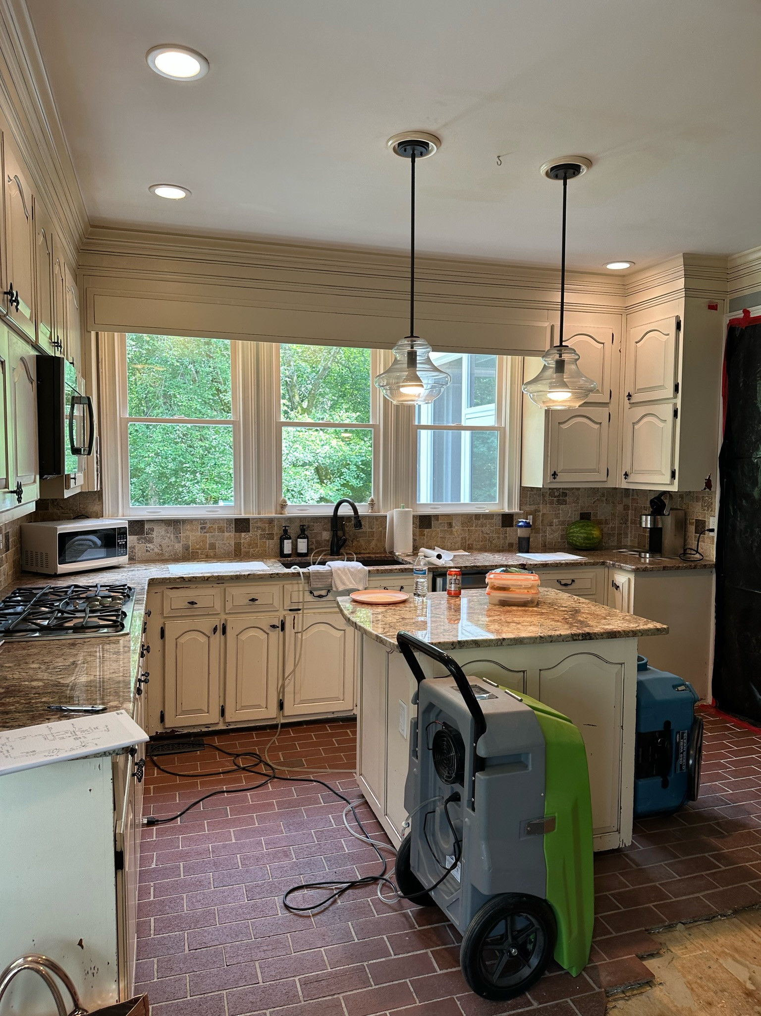PEACHTREE CITY Clean and Modern Kitchen