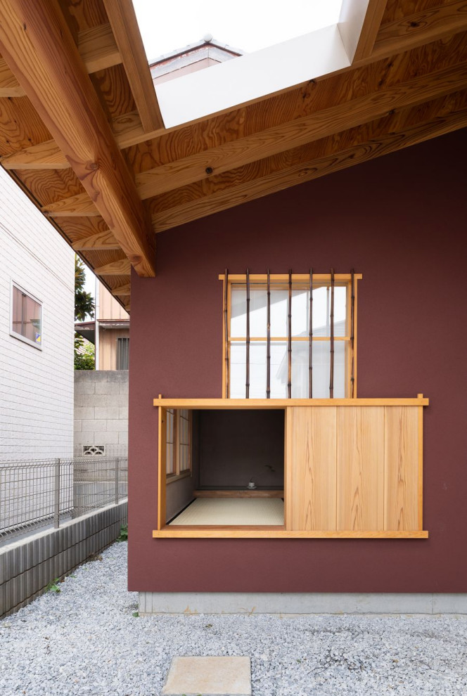 Inspiration för små asiatiska röda hus, med två våningar och tak i metall