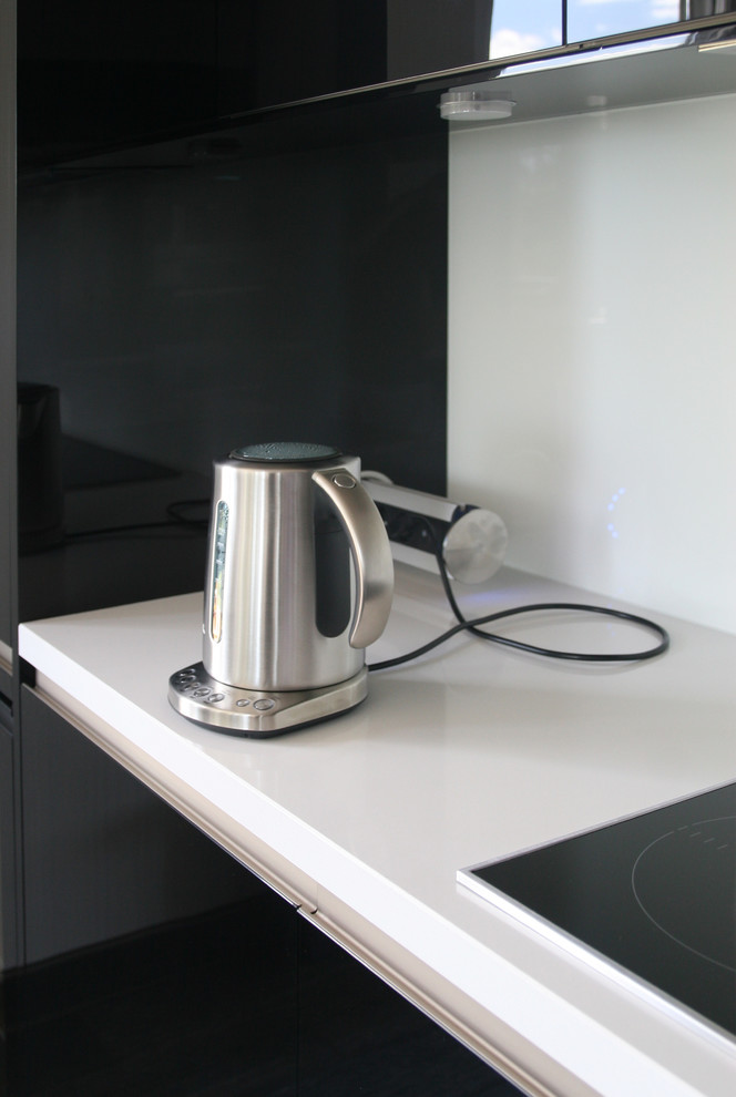 Кухня. Чёрное стекло. / 2010