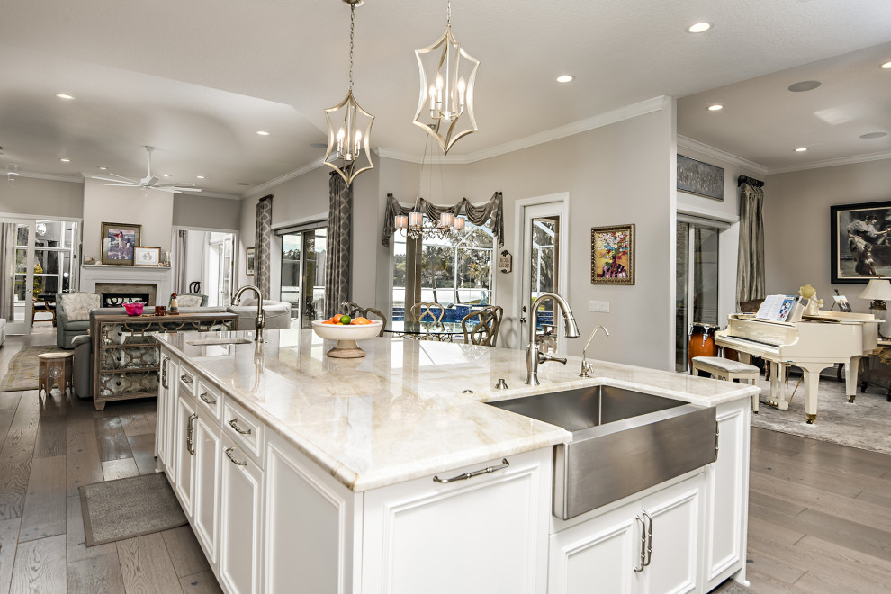 Kitchen - transitional kitchen idea in Tampa