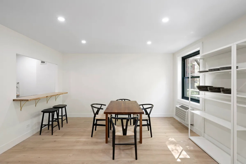 Idee per una sala da pranzo aperta verso la cucina nordica di medie dimensioni con parquet chiaro e pavimento beige