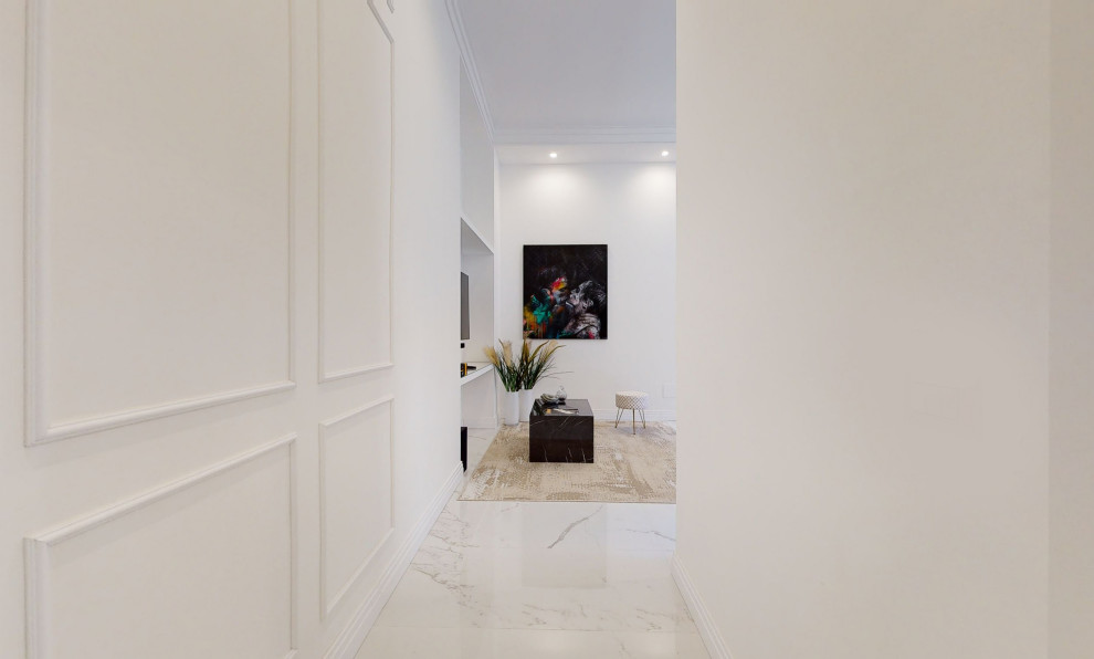 ミラノにある低価格の小さなモダンスタイルのおしゃれな玄関ホール (白い壁、磁器タイルの床、白い床、折り上げ天井、羽目板の壁) の写真