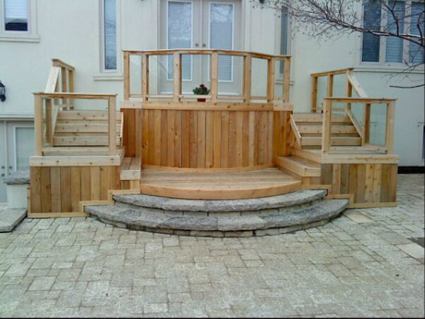Example of a small transitional deck design in Toronto with no cover