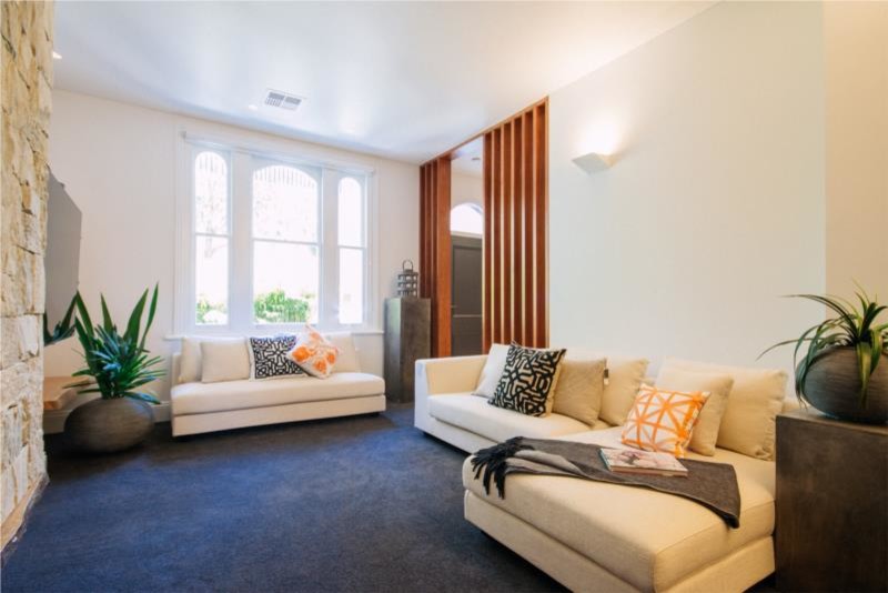 Contemporary living room in Sydney.