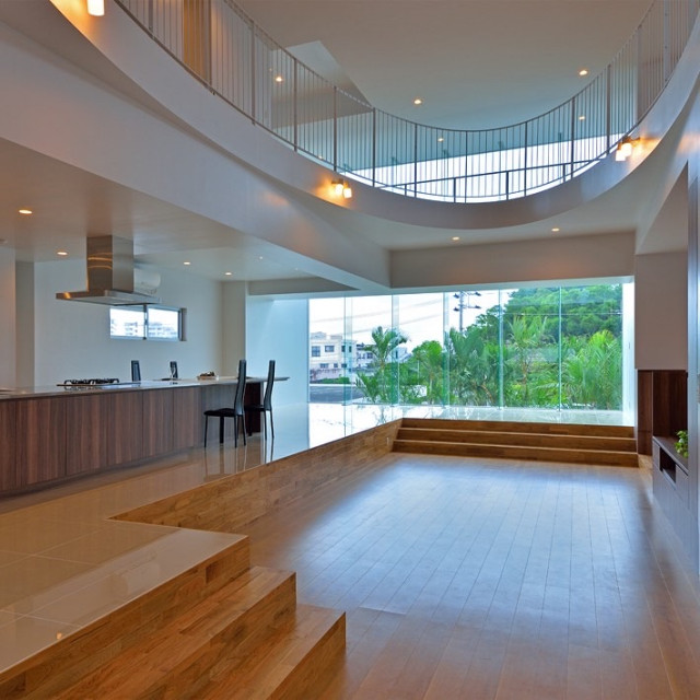 西原町の家 moderne-salon