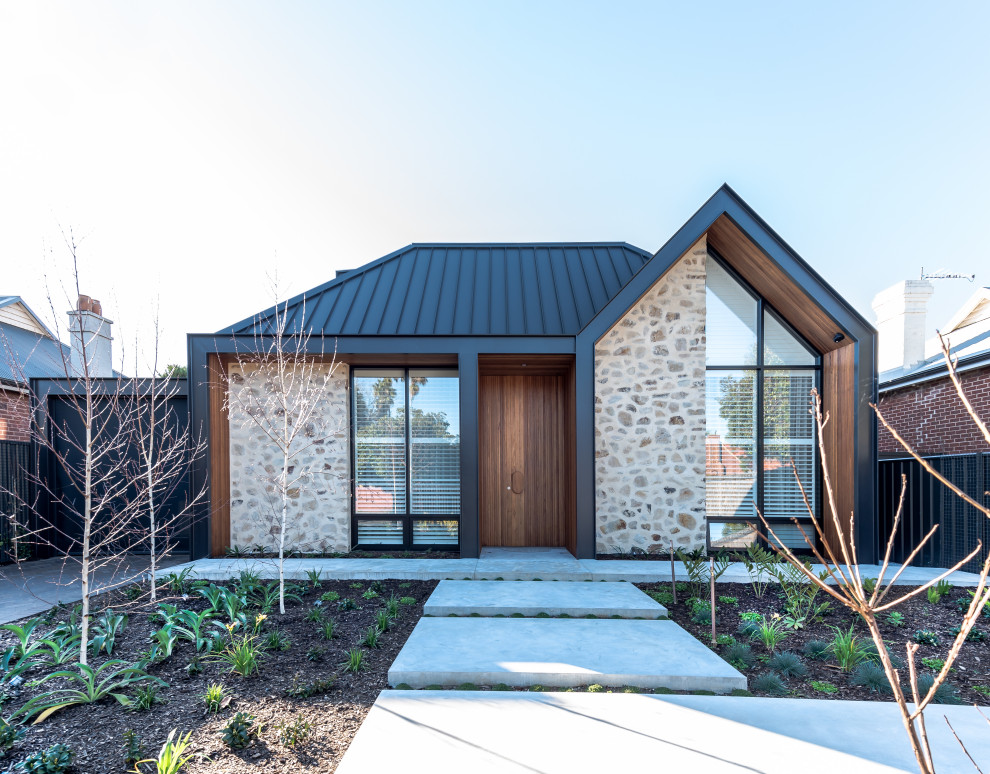 Idées déco pour une façade de maison moderne de taille moyenne et à un étage avec un toit à deux pans, un toit en métal et un toit noir.