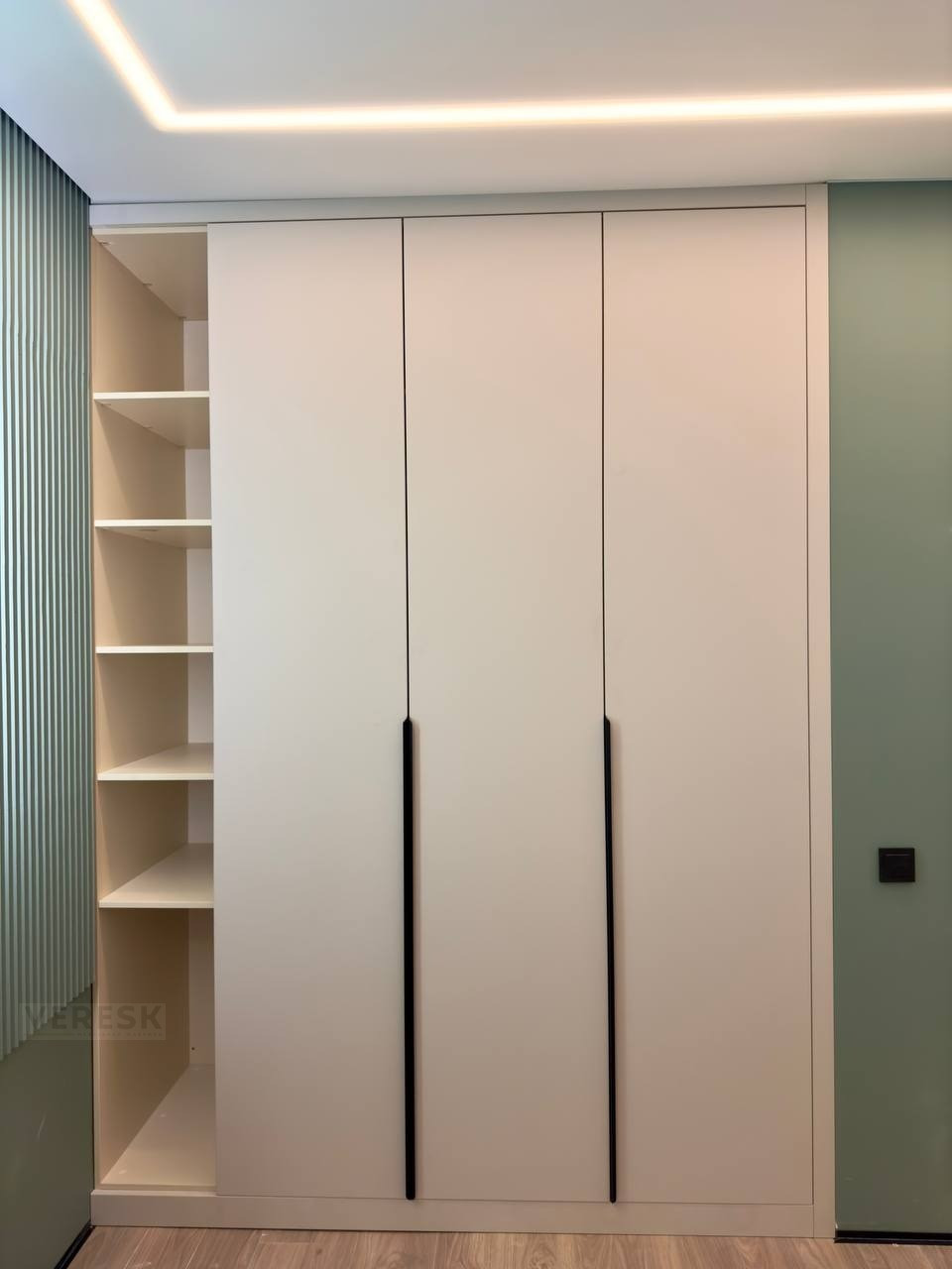 Встроенные распашные шкафы