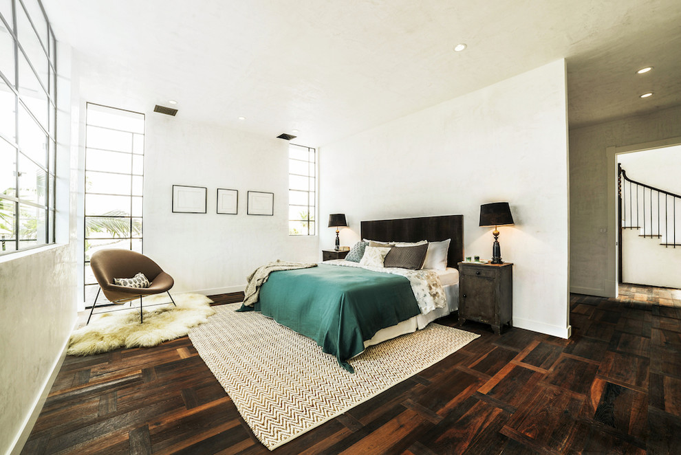 Inspiration for a mid-sized guest bedroom in Los Angeles with white walls and dark hardwood floors.