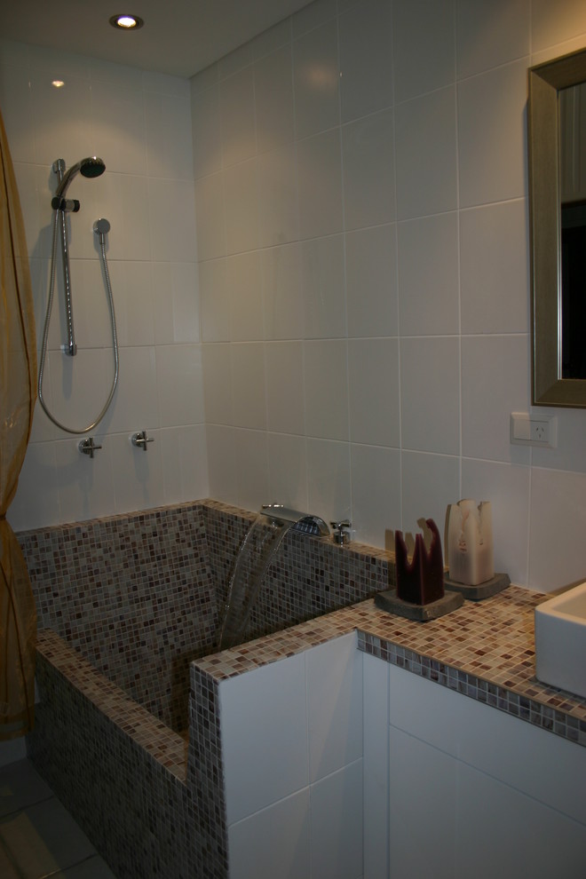 Photo of a contemporary bathroom in Brisbane.