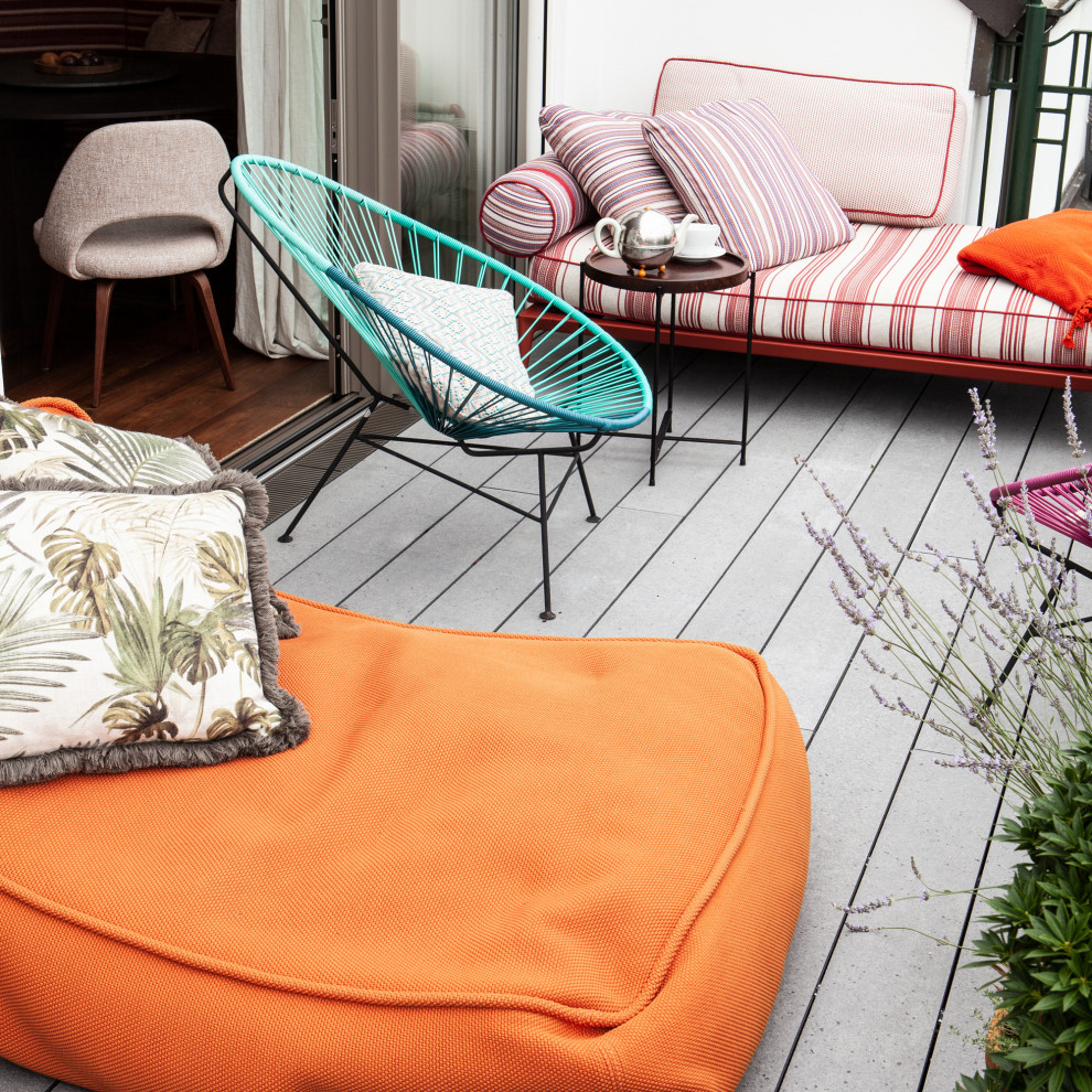 Design ideas for a large eclectic courtyard deck in Hamburg with no cover.