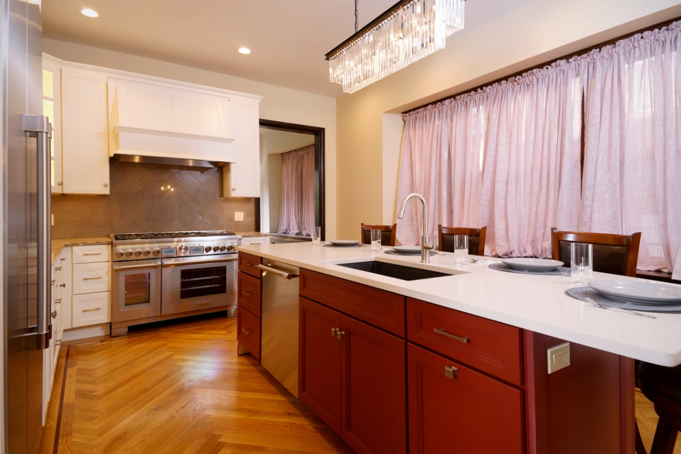 Klassische Wohnküche mit Schrankfronten im Shaker-Stil, weißen Schränken, Quarzwerkstein-Arbeitsplatte, Küchengeräten aus Edelstahl und Kücheninsel in Philadelphia