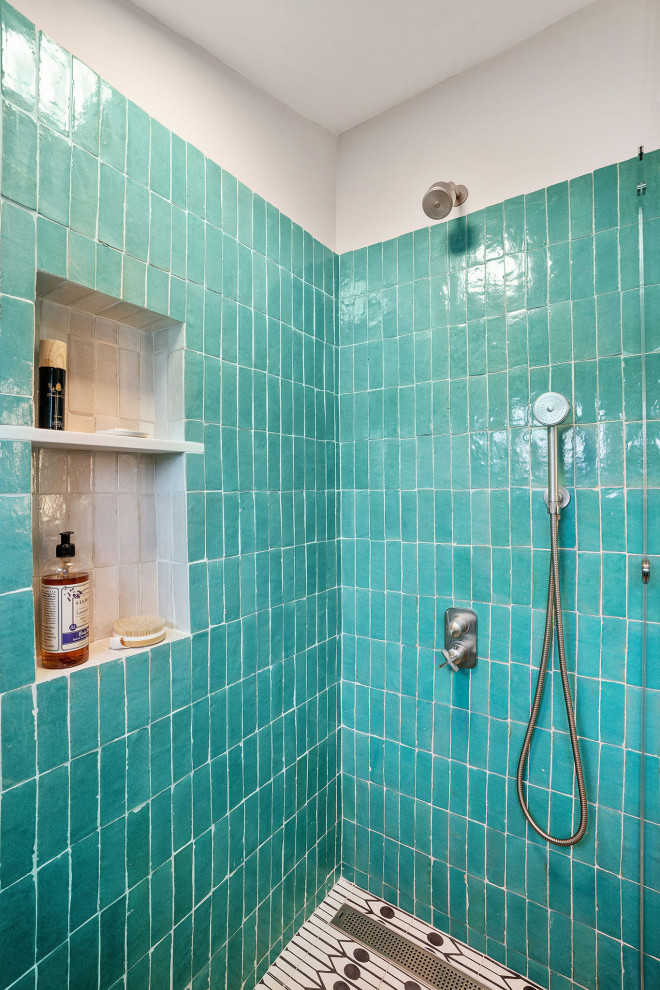 На фото: маленькая главная ванная комната в стиле фьюжн с плоскими фасадами, коричневыми фасадами, душем в нише, биде, зеленой плиткой, терракотовой плиткой, белыми стенами, полом из цементной плитки, монолитной раковиной, разноцветным полом, душем с раздвижными дверями, белой столешницей, тумбой под одну раковину и встроенной тумбой для на участке и в саду