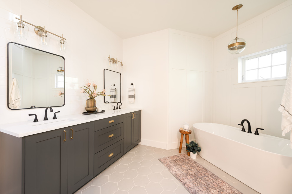 Idées déco pour une salle de bain rétro avec un placard à porte shaker, des portes de placard noires, une baignoire indépendante, un mur blanc, un sol en carrelage de céramique, un sol beige, meuble double vasque, meuble-lavabo encastré et boiseries.