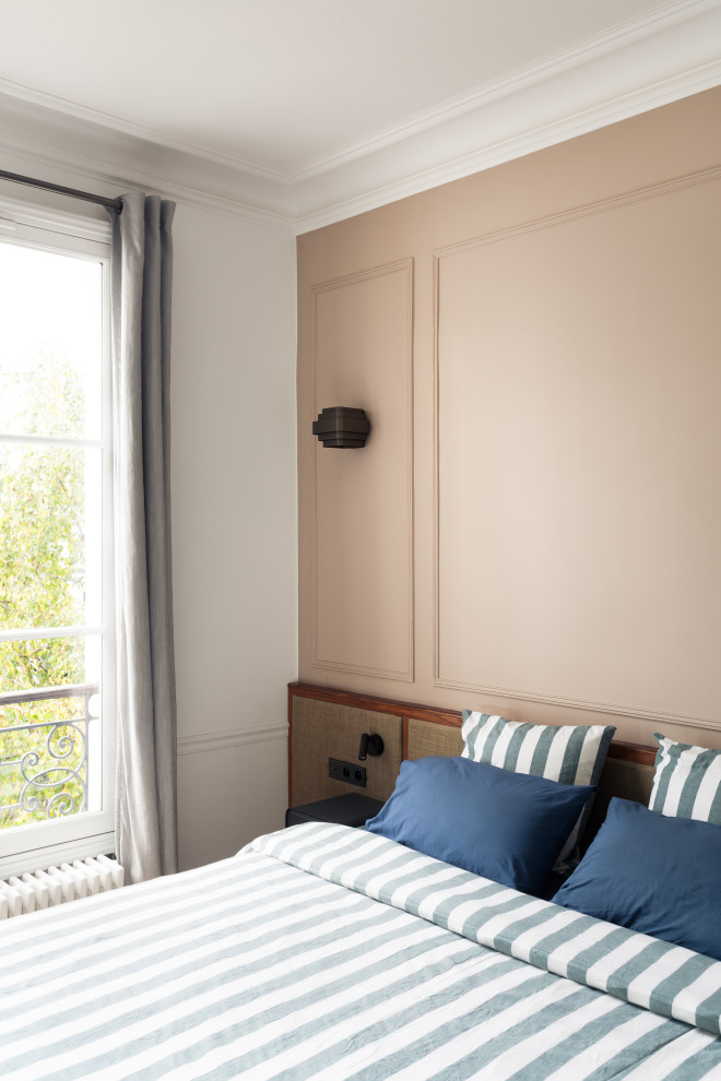 Inspiration pour une chambre parentale haussmannienne et beige et blanche minimaliste en bois de taille moyenne avec un mur beige, parquet clair, une cheminée standard, un manteau de cheminée en pierre et un plafond en bois.