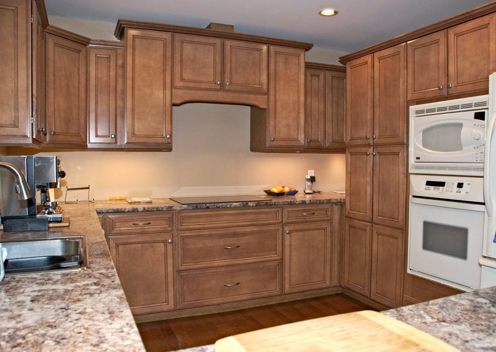 Glazed Maple Cabinet With Valance Over Cooktop Traditional