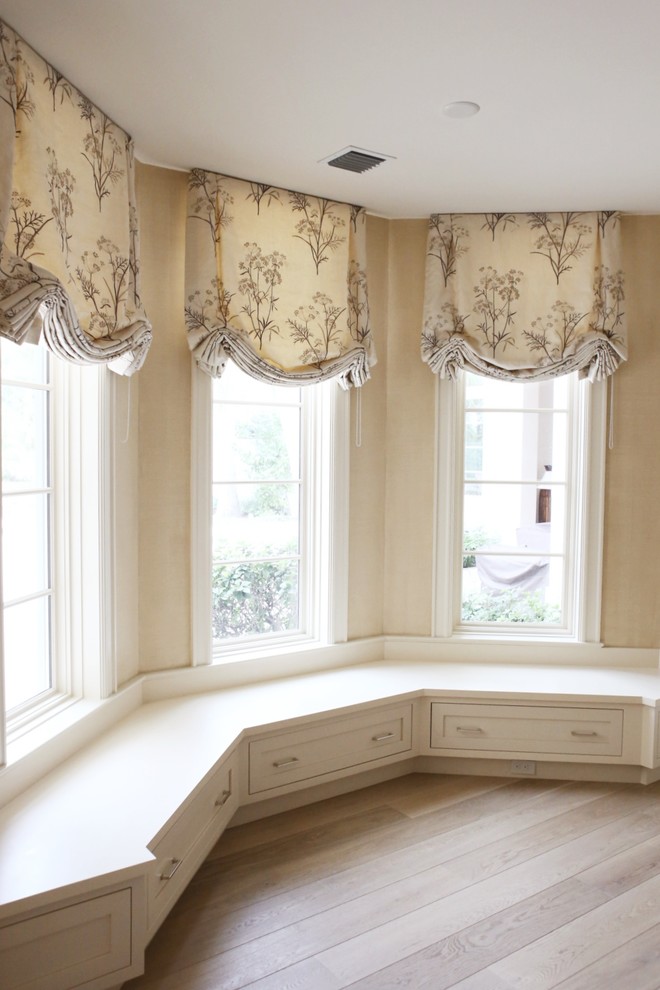 Transitional home design photo in Miami