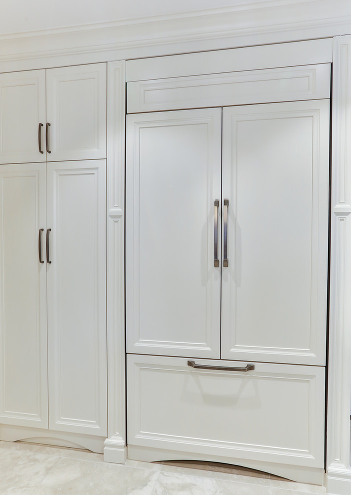 Inspiration for a transitional kitchen remodel in Toronto