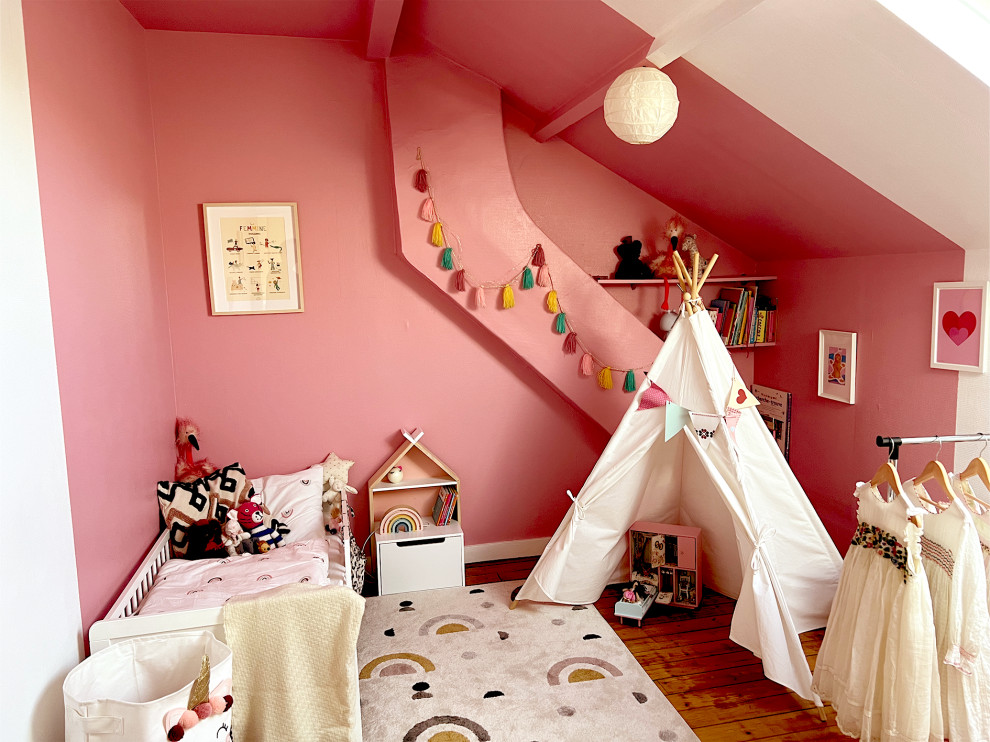 Стильный дизайн: детская среднего размера в современном стиле с спальным местом, розовыми стенами, светлым паркетным полом и бежевым полом для ребенка от 4 до 10 лет, девочки - последний тренд