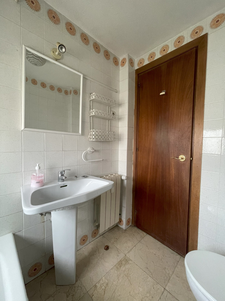 Exemple d'une salle de bain principale et beige et blanche rétro de taille moyenne avec une baignoire en alcôve, un combiné douche/baignoire, WC séparés, un carrelage blanc, des carreaux de céramique, un mur blanc, un sol en carrelage de céramique, un lavabo de ferme, un sol beige, une cabine de douche avec un rideau, une fenêtre, meuble simple vasque, meuble-lavabo encastré, un plafond décaissé et un mur en parement de brique.