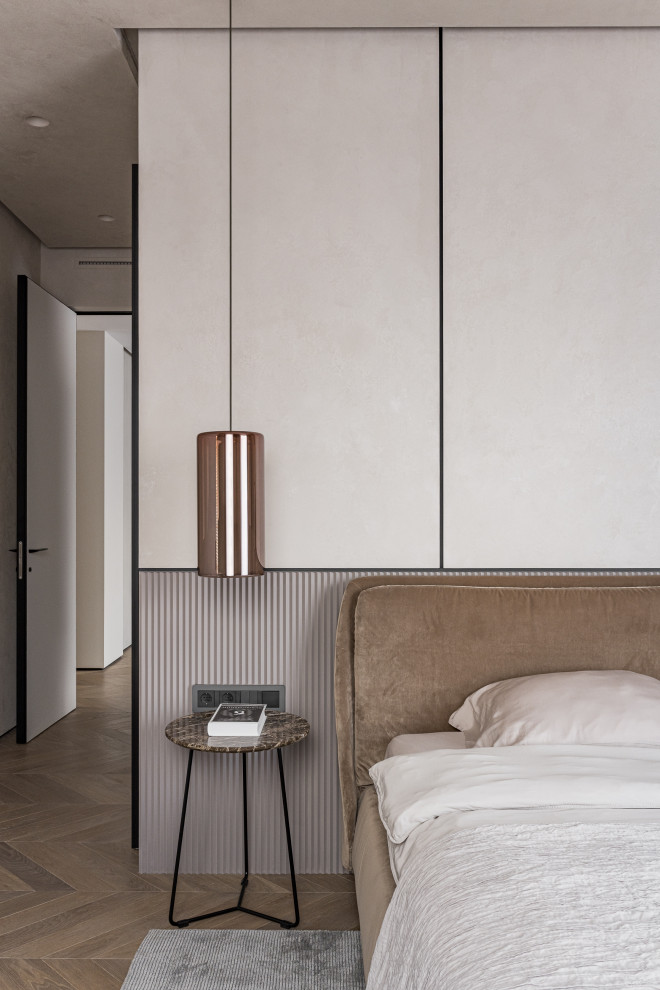 Mid-sized contemporary master bedroom in Yekaterinburg with beige walls, medium hardwood floors and beige floor.