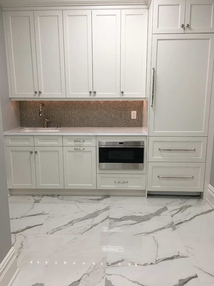 Kitchen - transitional kitchen idea in New York
